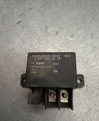 Mercedes-Benz E W211 Charging relay A0025423819 V23132A2001314