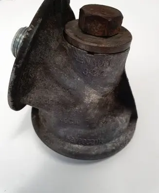 Oil filter mounting bracket