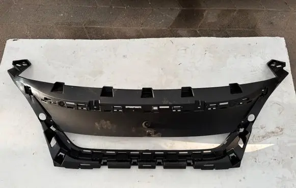 Peugeot 5008 II Front bumper upper radiator grill 9815317777 C067600911SM032