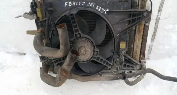 Radiator cooling fan shroud