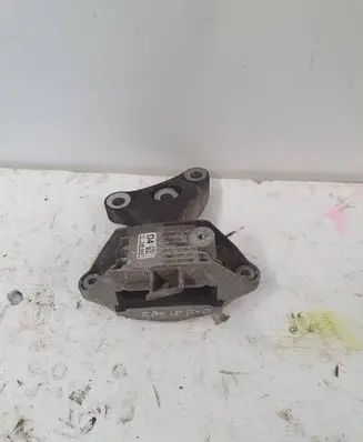 Opel Zafira C Engine mount bracket 13248545