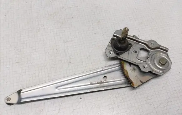 Rear door manual window regulator