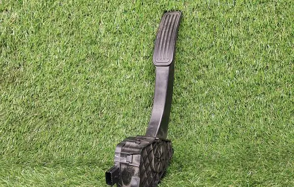 Ford Fusion II Accelerator throttle pedal DG9C9F836AB
