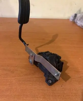 Renault Trafic II (X83) Accelerator throttle pedal 7700313060