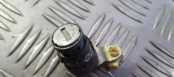 Honda CR-V Front door lock (next to the handle) 