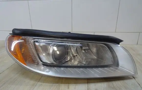 Volvo XC70 Headlight/headlamp 31383541