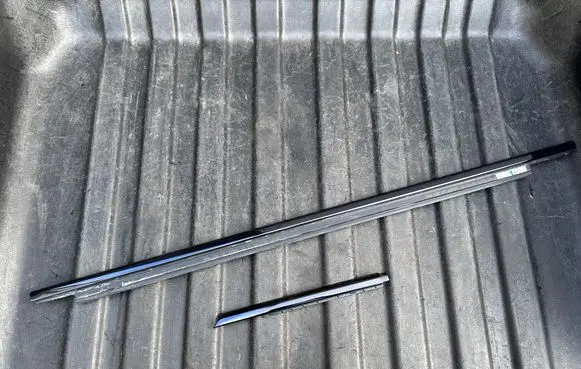Front door glass trim molding