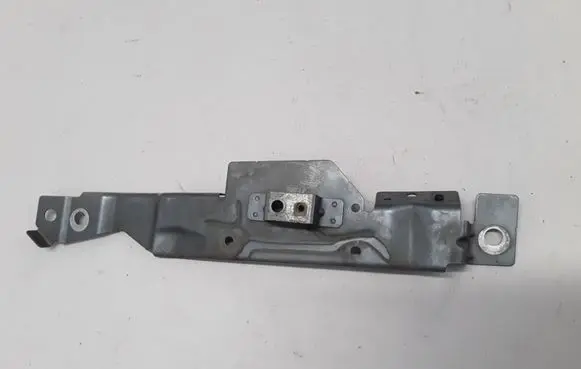 Volvo S90, V90 Fender mounting bracket 31416627