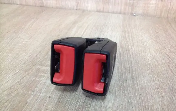Middle seatbelt buckle (rear)