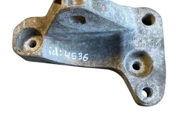 Volkswagen Transporter - Caravelle T5 Engine mounting bracket 7H0199207B