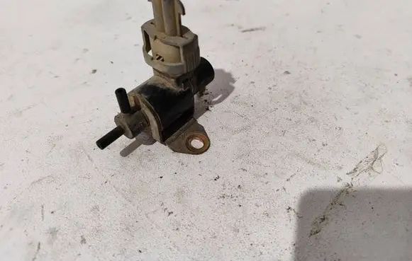 Volvo S40, V40 Turbo solenoid valve 7700875912