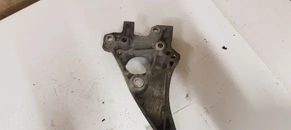 Peugeot 3008 I Engine mounting bracket 9672950980