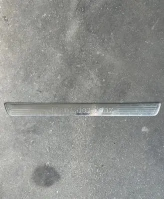 Front sill (body part)