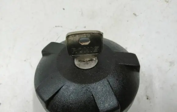 Renault Master II Fuel tank cap lock 