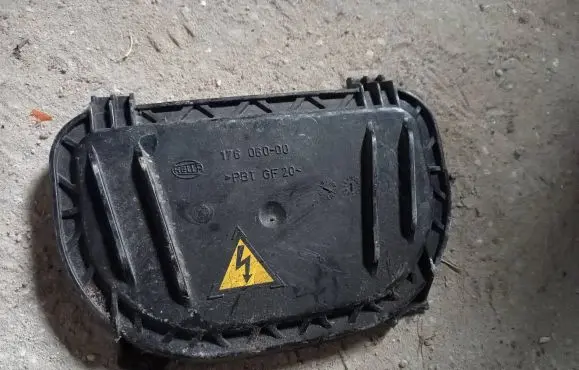 Audi A6 S6 C6 4F Headlight/headlamp dust cover 17606000
