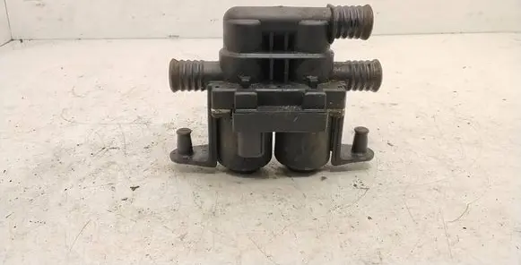 BMW 5 E39 Coolant heater control valve 8374995 1147412137