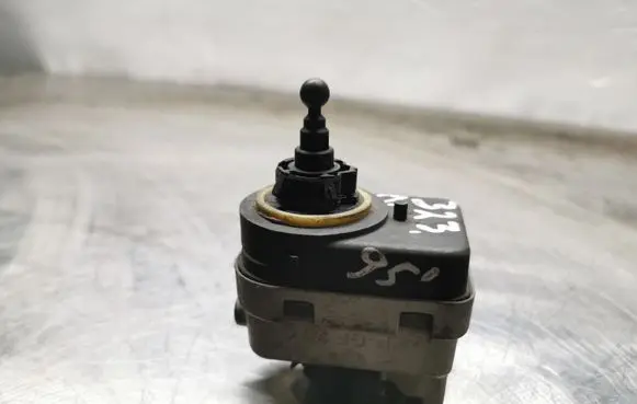 Headlight level adjustment motor