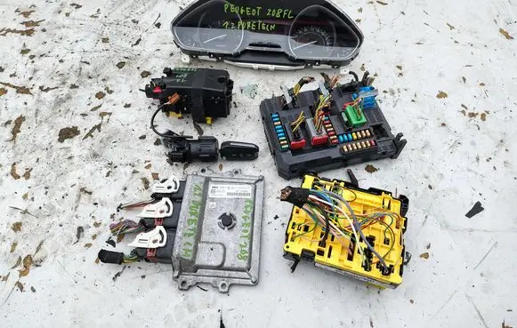 Peugeot 208 I Engine control unit/module 9811545080