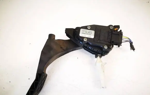 Accelerator throttle pedal