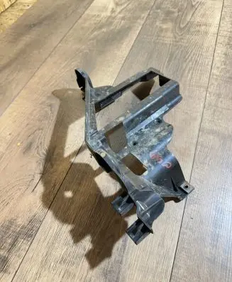 Headlight/headlamp mounting bracket