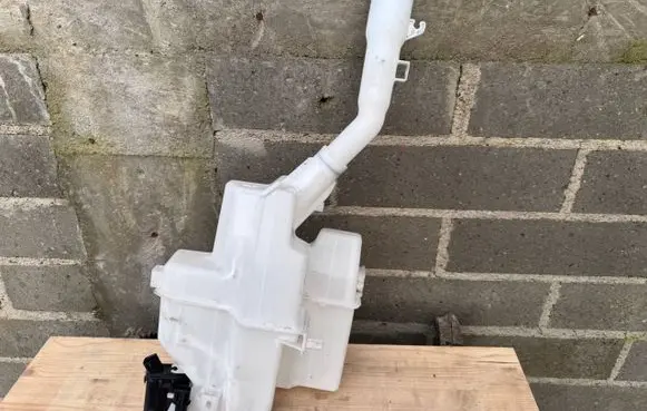 KIA Sportage Windshield washer fluid reservoir/tank 98610R2100
