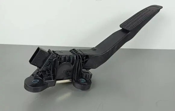 Accelerator throttle pedal