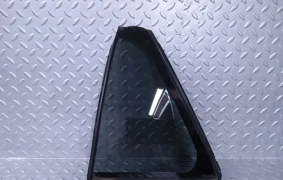 Toyota Avensis T270 Rear vent window glass 6818905070