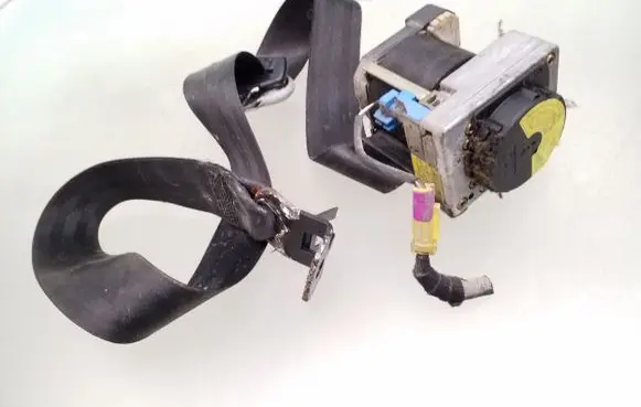 Volkswagen Golf IV Front seatbelt 300059944 1H0857737