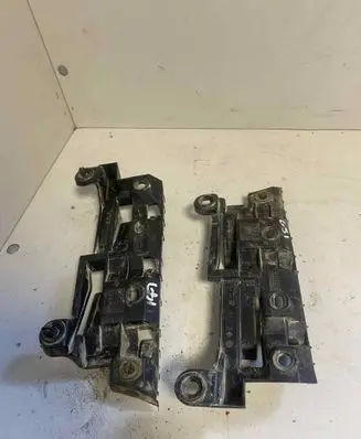 Rear bumper mounting bracket