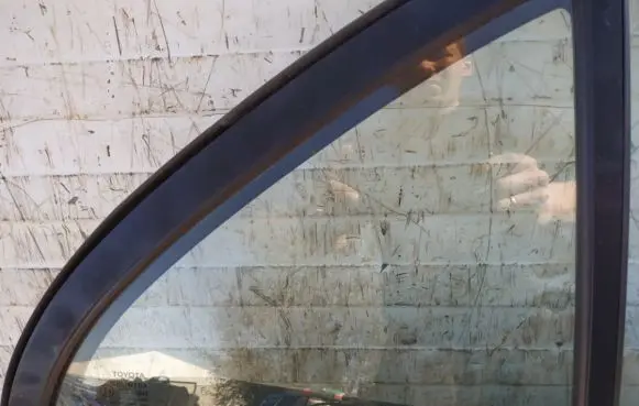 Rear vent window glass