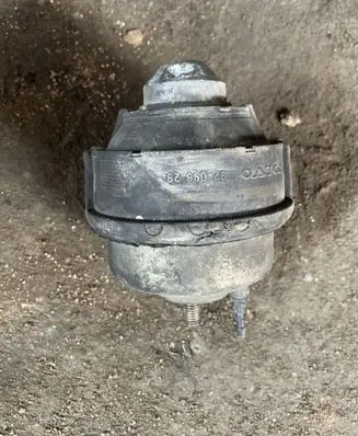 Volvo V70 Engine mount bracket