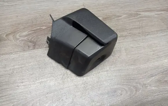 Volvo V70 Seat belt trim 