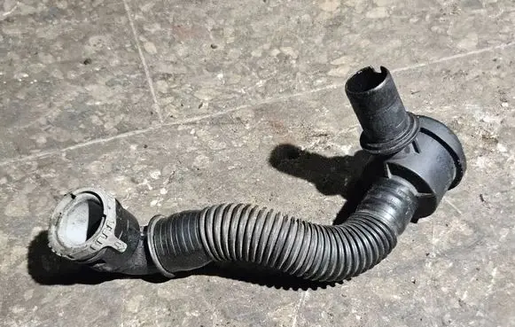 Engine coolant pipe/hose