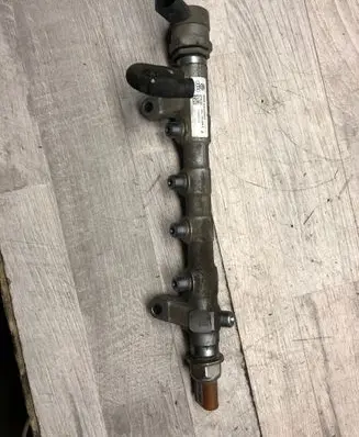 Volkswagen Touran II Fuel main line pipe 03L130089P 1P00000337