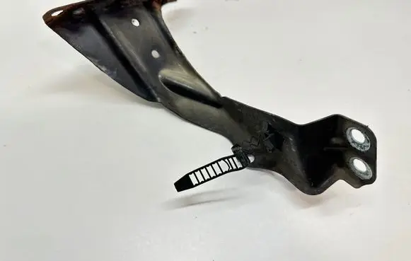 Audi A4 S4 B7 8E 8H Fender mounting bracket 8E0821136A