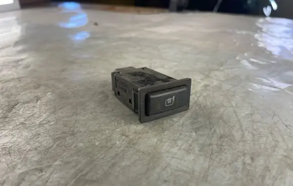 Toyota Land Cruiser (HDJ90) Mirror heating switch 8311Q8D
