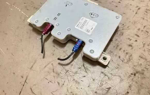 BMW 6 E63 E64 Aerial antenna amplifier 6957348 21367510 28009458