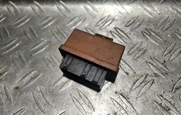 Peugeot 406 Fuel pump relay 240107