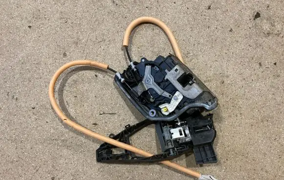 BMW M5 F90 Front door lock 7477685