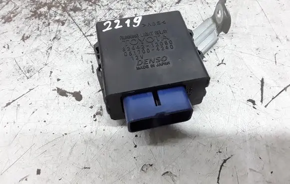 Toyota Yaris Day light relay 8264212050