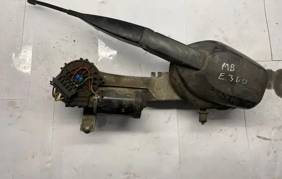 Mercedes-Benz E W210 Front wiper linkage and motor 2108201642