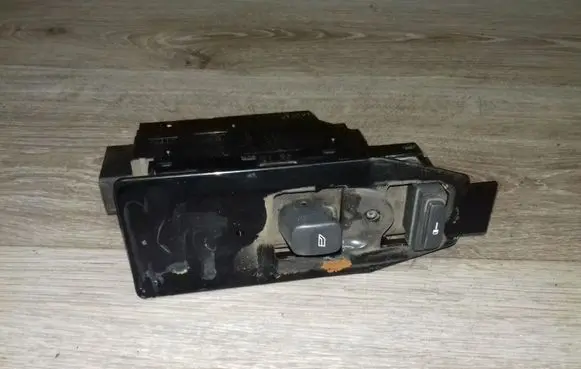 Volvo V70 Electric window control switch 8682837