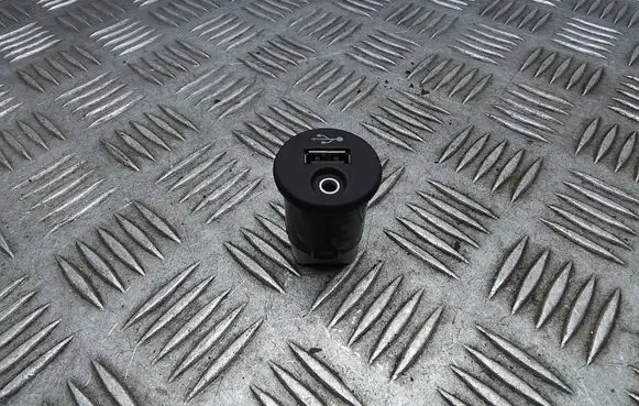 Nissan Qashqai+2 USB socket connector 