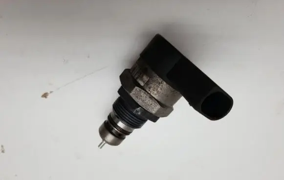 BMW 7 E65 E66 Fuel pressure regulator 0281002738 13883190 280307