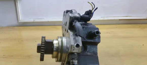 Mercedes-Benz CLS C219 Fuel injection high pressure pump 0445010145 A6420700501