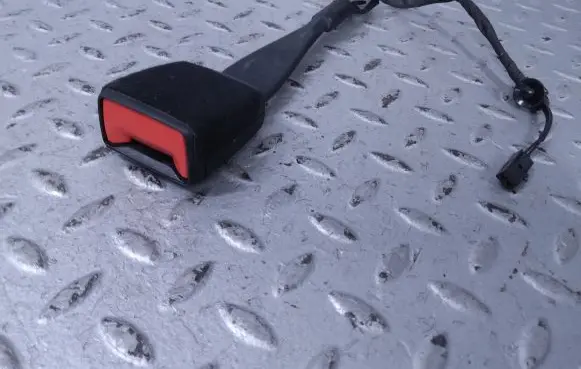 Front seatbelt buckle