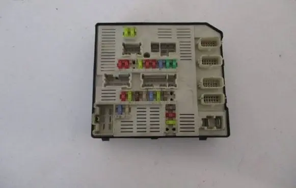 Renault Megane III Fuse module 284B60008R 8229286332 519339311