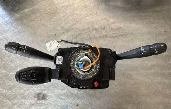 Peugeot 208 Wiper turn signal indicator stalk/switch 98081769ZD