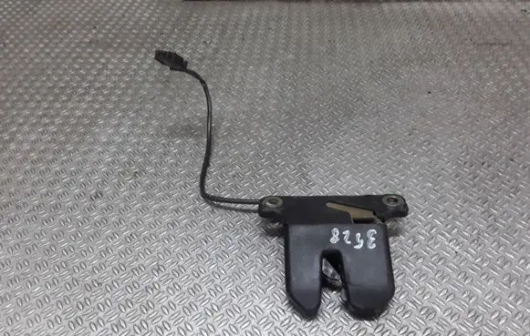 Audi A8 S8 D2 4D Tailgate/trunk/boot lock/catch/latch