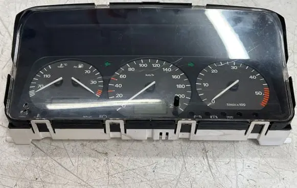 Volkswagen PASSAT B4 Speedometer (instrument cluster) 53923262
